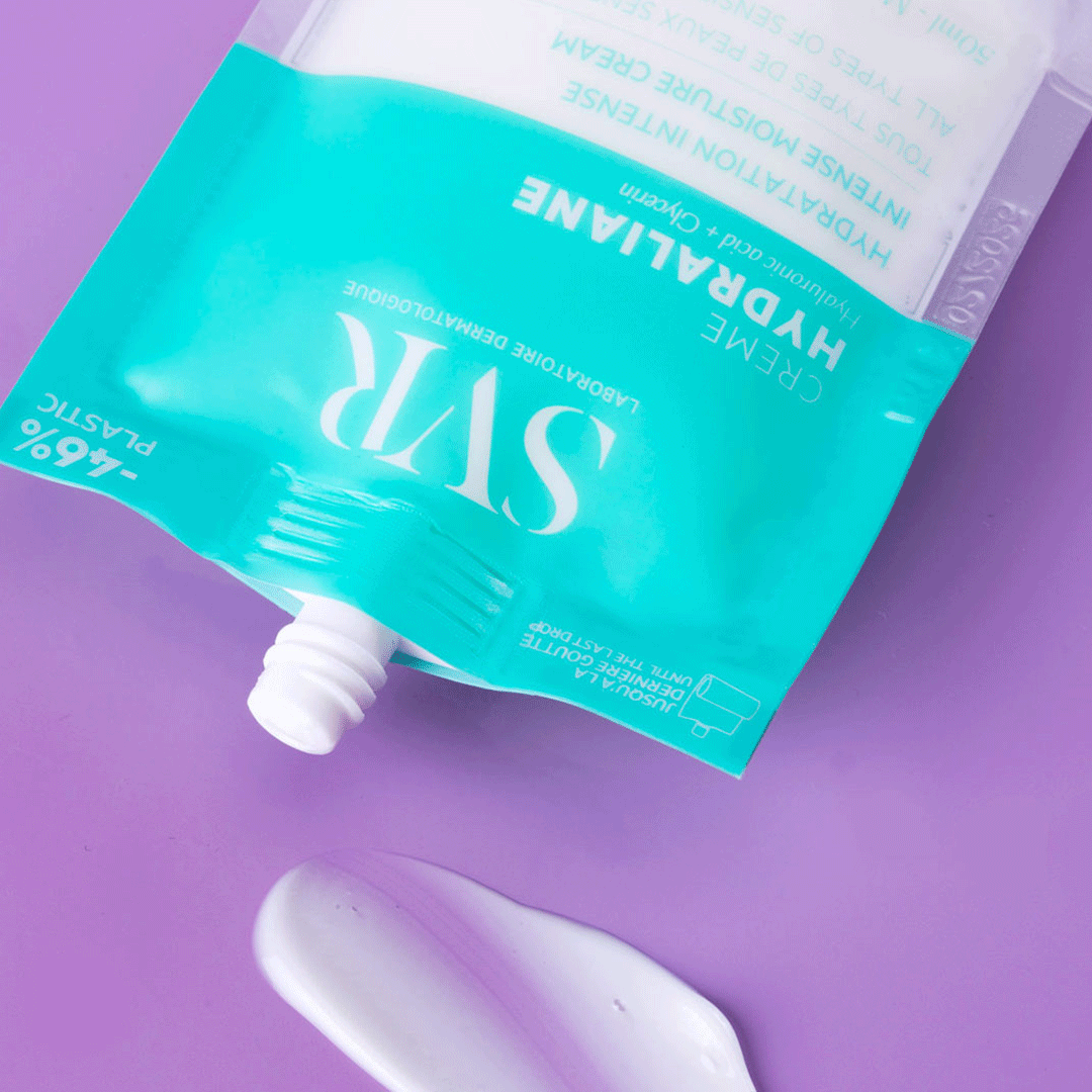 Embalagem eco-responsável SVR Hydraliane Creme em tom azul-turquesa com textura cremosa aplicada sobre fundo roxo.