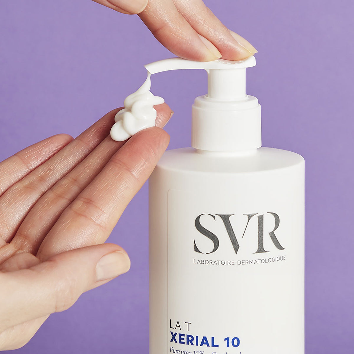 Frasco branco de loção corporal SVR Xerial 10 com doseador, mostrando a textura cremosa do produto na palma da mão.