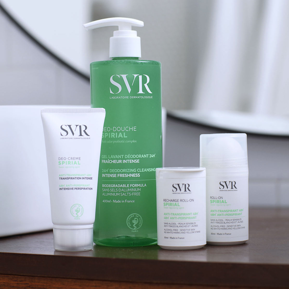 Conjunto de produtos SVR Spirial, incluindo creme antitranspirante, gel de duche verde e roll-ons em embalagens brancas.