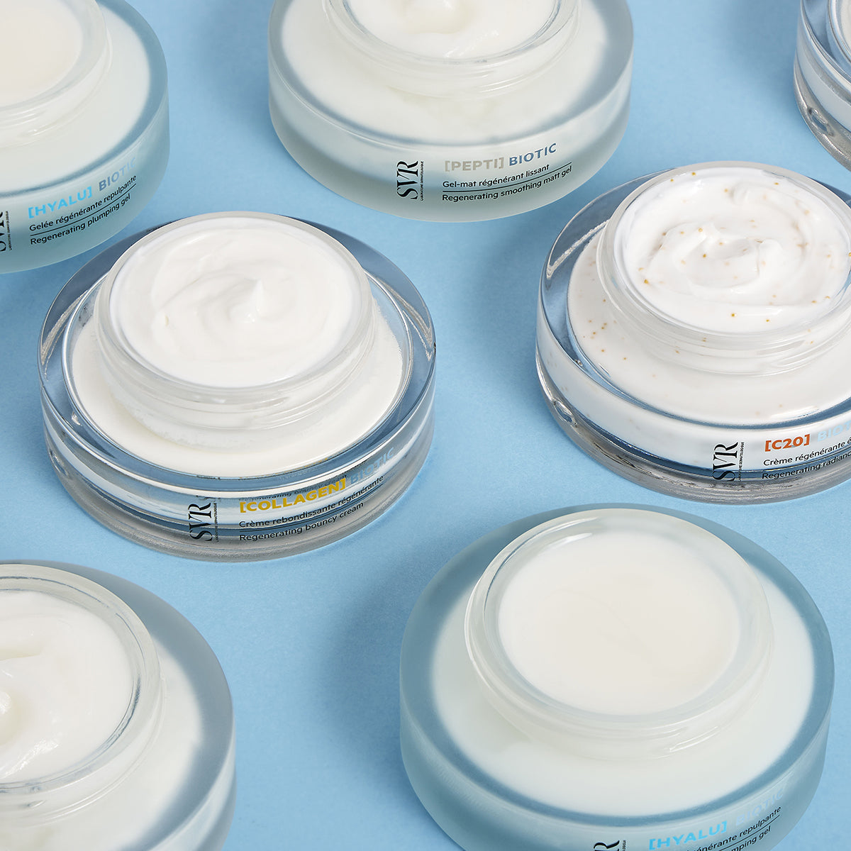 Frascos de creme SVR Biotic com texturas cremosas e gel em fundo azul claro.