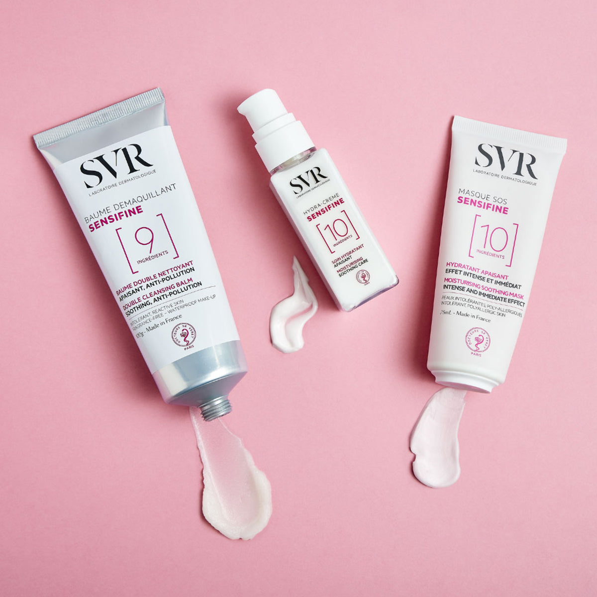 Três embalagens de cuidados SVR Sensifine sobre fundo rosa, com texturas cremosas e suaves expostas ao lado dos produtos.