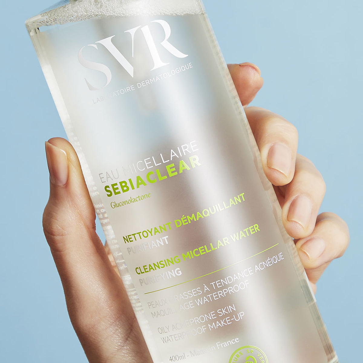 Frasco transparente de 400ml de SVR Sebiaclear Eau Micellaire, água micelar purificante para pele oleosa e acneica.