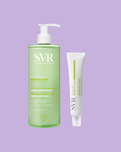 Gel de limpeza SVR Sebiaclear com pump e bisnaga de tratamento facial em fundo lilás.